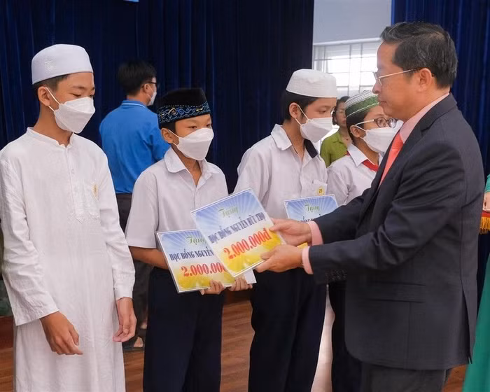 Ông Trần Kim Chung - Chủ tịch Tập đoàn CT Group xác định chăm lo giáo dục là mối quan tâm ưu tiên của tập đoàn