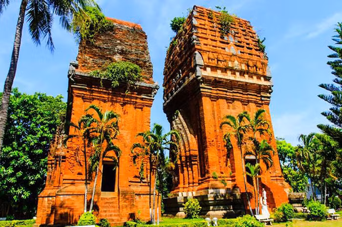Bình Định là một trong 4 tỉnh được chọn để triển khai chương trình kích cầu du lịch 2020. Ảnh: Tháp Đôi - một công trình kiến trúc cổ của người Champa tại Bình Định.