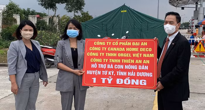 Ông Nguyễn Hoài Bắc - CTHĐQT công ty Đại Sơn thay mặt các doanh nghiệp chung tay hỗ trợ bà con nông dân huyện Tứ Kỳ, Hải Dương khắc phục khó khăn