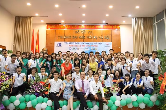 Thầy trò, Trường Đại học Nội Vụ hát Quốc ca chào mừng ngày Truyền thống Văn phòng Việt Nam