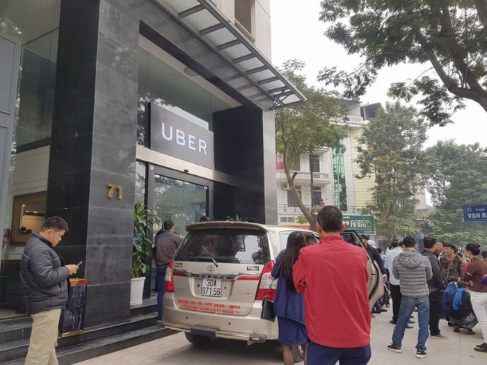 Hà Nội yêu cầu Uber, Grab công khai giá cước vận tải