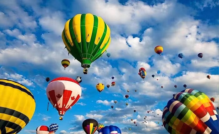 Hàng nghìn người tham quan, trải nghiệm bay khinh khí cầu tại An Giang