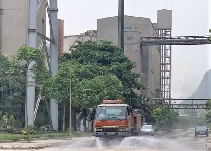 Nhà máy thường xuyên phun nước rửa đường mang tới môi trường xanh - sạch - đẹp