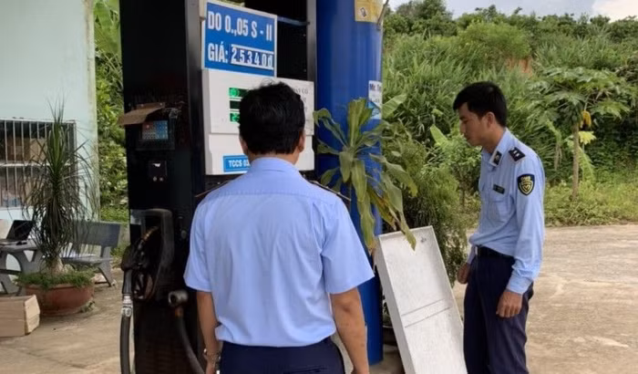 Lực lượng Quản lý thị trường kiểm tra tình hình kinh doanh xăng dầu