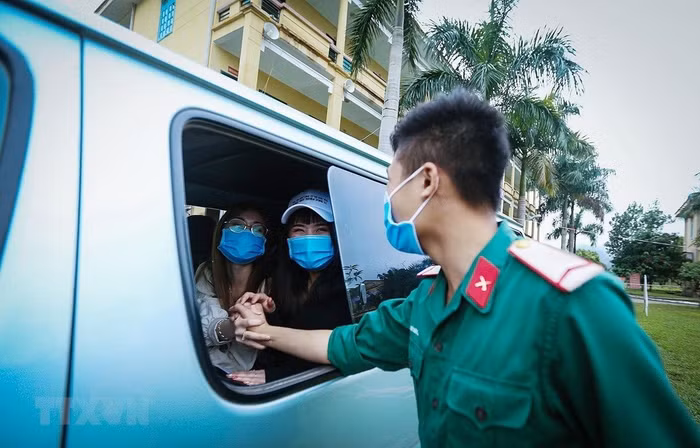 Bộ đội nhường doanh trại đồng thời chăm sóc bữa ăn, sức khỏe cho những người cách ly tập trung