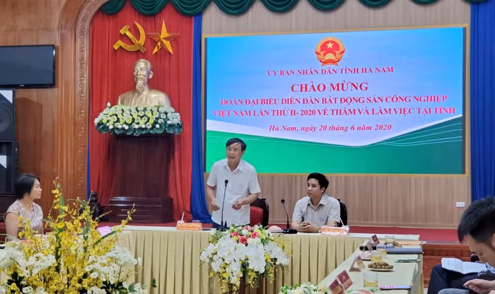 Ông Nguyễn Đức Vượng – Phó Chủ tịch tỉnh Hà Nam phát biểu tại hội nghị