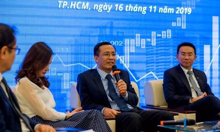 TS.LS.Bùi Quang Tín trao đổi với các nhà đầu tư tại sự kiện lần 3 năm 2019