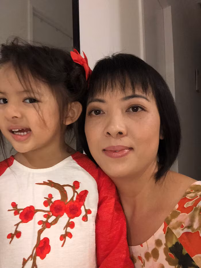 Chị Lan cùng cô con gái 6 tuổi có chung sở thích nấu nướng giống chị
