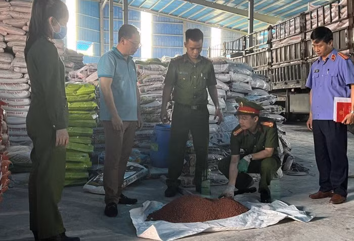 Lực lượng chức năng kiểm tra phân bón tại Công ty Sông Mã