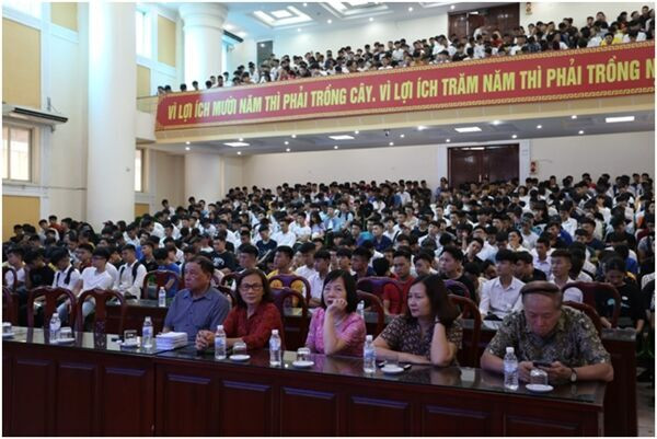 Đại học HUBT: Tuần sinh hoạt công dân sinh viên K24