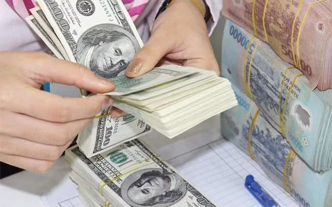 Giá bán USD tăng nhẹ nhưng thị trường tự do lại giảm