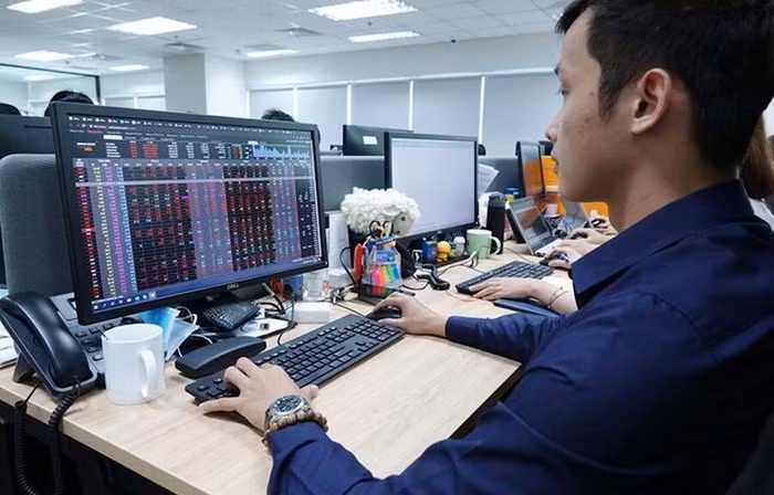 Chứng khoán ngày 16/10: Áp lực rung lắc