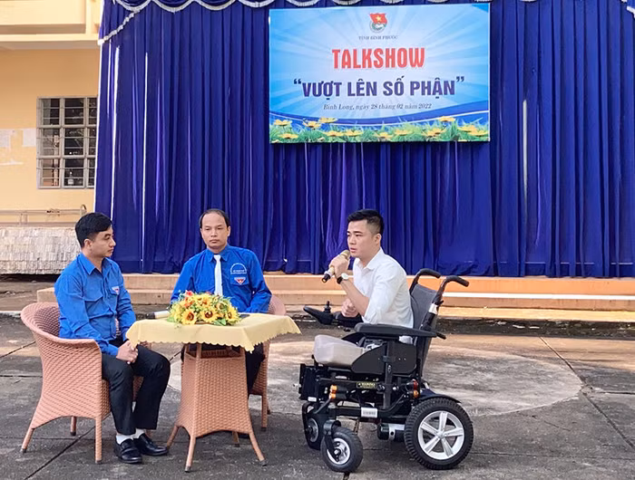 Giao lưu với Bí thư Tỉnh Đoàn Trần Quốc Duy (bìa trái) cùng hàng trăm học sinh, chàng “chiến binh” Tô Đình Khánh (bìa phải) đã xúc động kể lại những biến cố của cuộc đời mình.