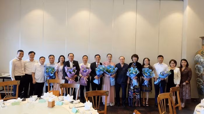 Chủ tịch VACOD chúc mừng các doanh nhân vừa được vinh danh