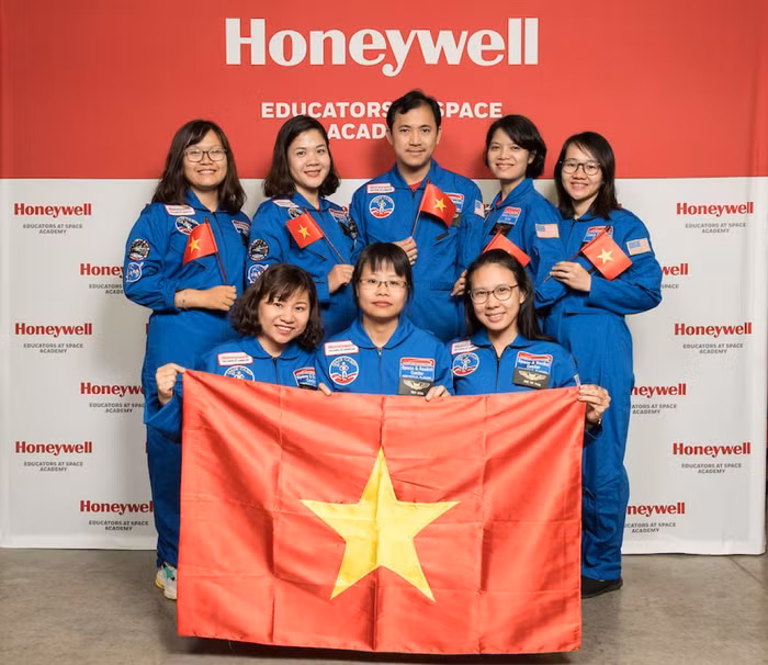 8 giáo viên Việt Nam tham gia chương trình đào tạo mô phỏng phi hành gia của Honeywell