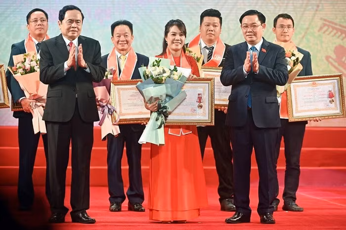 Bà Ninh Thị Lan Phương - Phó TGĐ Ngân hàng SHB vinh dự nhận Huân chương Lao động hạng Ba