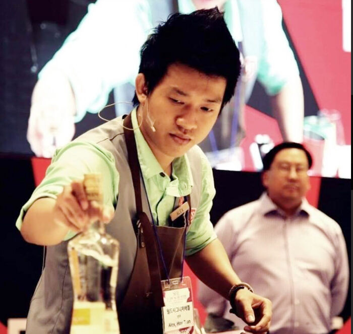 Anh Alex Huy Trần - Nhà pha chế chuyên nghiệp, từng đạt nhiều giải cao tại các cuộc thi pha chế quốc tế và trong nước Anh Alex Huy Trần - Nhà pha chế chuyên nghiệp, từng đạt nhiều giải cao tại các cuộc thi pha chế quốc tế và trong nước