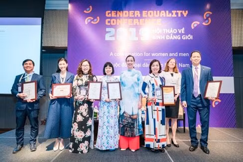Tổng giám đốc Nguyễn Ngọc Mỹ - Thành viên HĐQT Alphanam Group nhận Chứng nhận Alphanam Group trở thành thành viên của Mạng lưới Doanh nghiệp Việt Nam Hỗ trợ Phát triển Quyền năng Phụ nữ (VBCWE) vào năm 2019