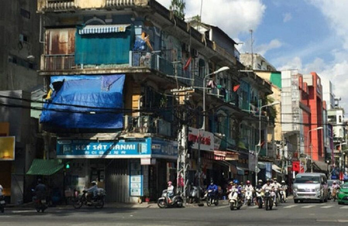 TP.HCM yêu cầu di dời người dân ra khỏi chung cư sắp sập ở quận 5