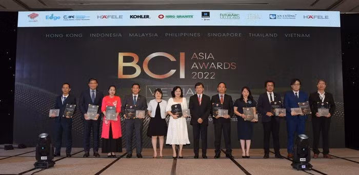 Bà Nguyễn Thị Hạnh - Tổng Giám đốc Flamingo Group (thứ 3 từ trái qua) cùng đại diện các đơn vị thắng giải trên sân khấu BCI Asia Awards 2022