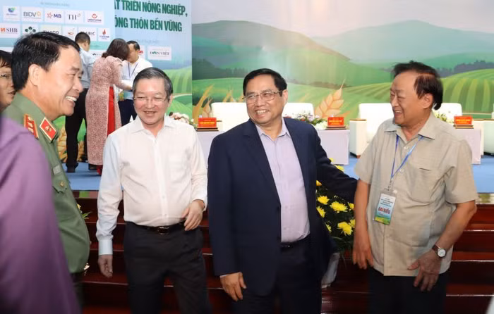 Thủ tướng Chính phủ Phạm Minh Chính tham gia chương trình đối thoại với nông dân và giới thiệu với các đại biểu về cây mắc ca.