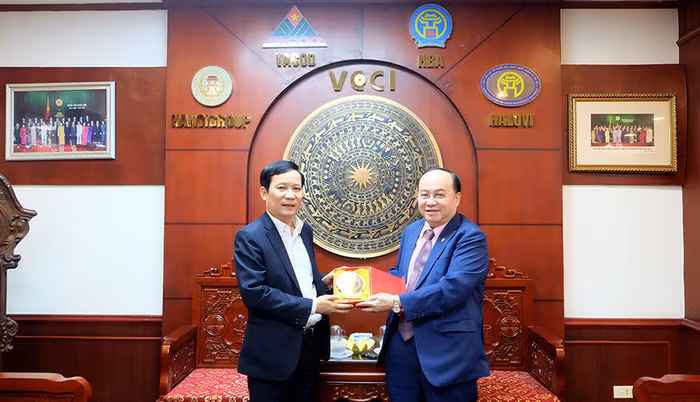 TS. Nguyễn Hồng Sơn - Chủ tịch HBA tặng quà lưu niệm cho Chủ tịch VCCI Phạm Tấn Công