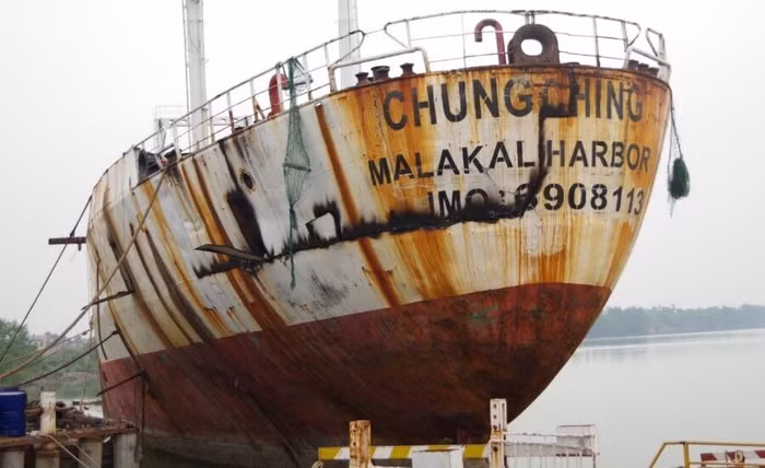 Công ty TNHH MTV Khang Vinh bị khởi tố về hành vi buôn lậu tàu biển