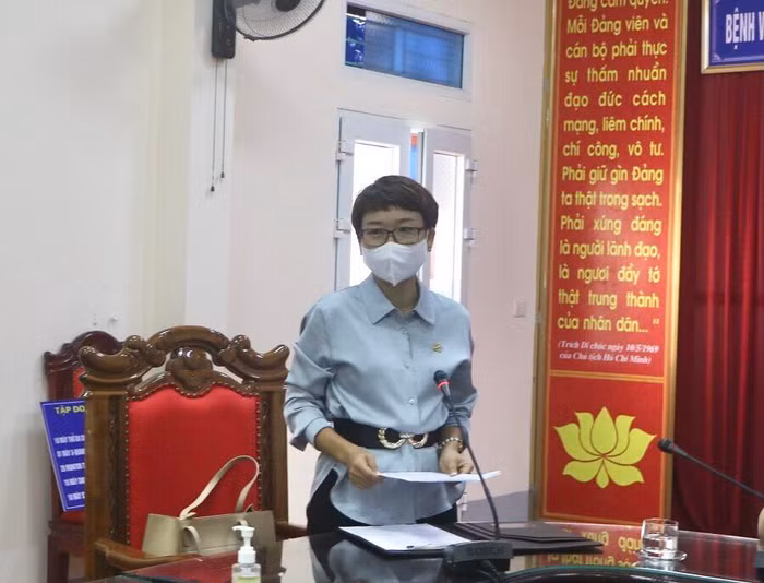 Bà Mai Thúy Hằng - TGĐ Sun Group Vùng thủ đô (Tập đoàn Sun Group) phát biểu tại Lễ trao tặng trang thiết bị y tế phòng chống dịch Covid-19 của Sun Group cho BVĐK Hà Tĩnh