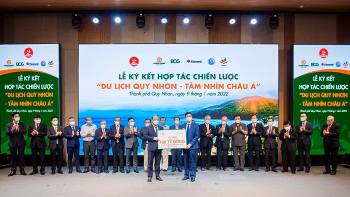 Hưng Thịnh trao bảng biểu trưng tài trợ 100 tỷ đồng nhằm phát triển nguồn nhân lực du lịch của tỉnh Bình Định