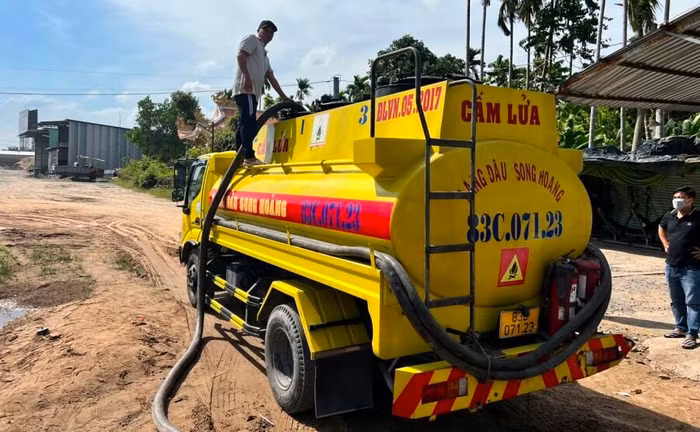 Phương tiện đang thực hiện việc bơm nhiên liệu không đúng nơi quy định