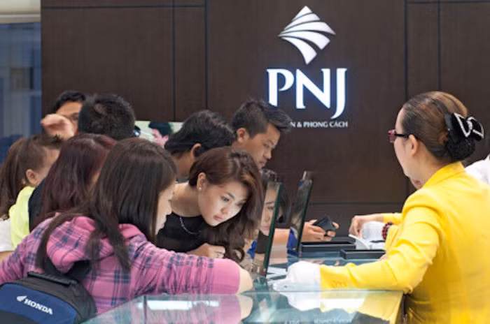 PNJ: Lợi nhuận cả năm đạt 608 tỷ đồng vượt kế hoạch 32%, lãnh đạo được thưởng bao nhiêu?