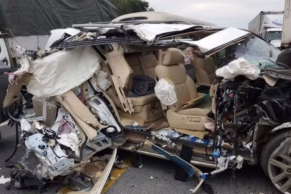 Xe sang Lexus nát bét trên cao tốc Nội Bài - Lào Cai