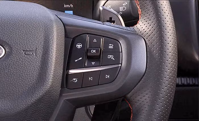điều khiển trên vô lăng Ford Raptor 2023