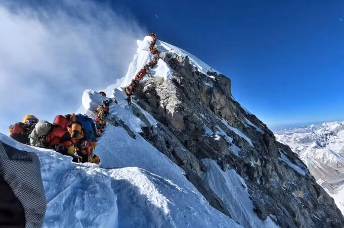 Nepal biến rác thải trên đỉnh Everest thành tác phẩm nghệ thuật