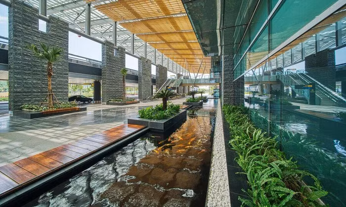 Cảng HKQT Vân Đồn được thiết kế với nhiều mảng xanh, khiến không gian sân bay như một “khu nghỉ dưỡng” 3