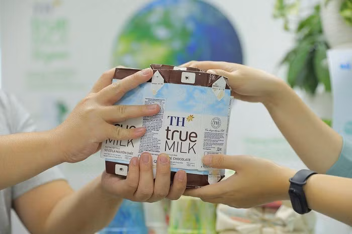 Thu gom vỏ hộp sữa, một chương trình nhằm khuyến khích lối sống xanh của Tập đoàn TH tổ chức tại chuỗi cửa hàng TH true mart tháng 4-5-6/2022
