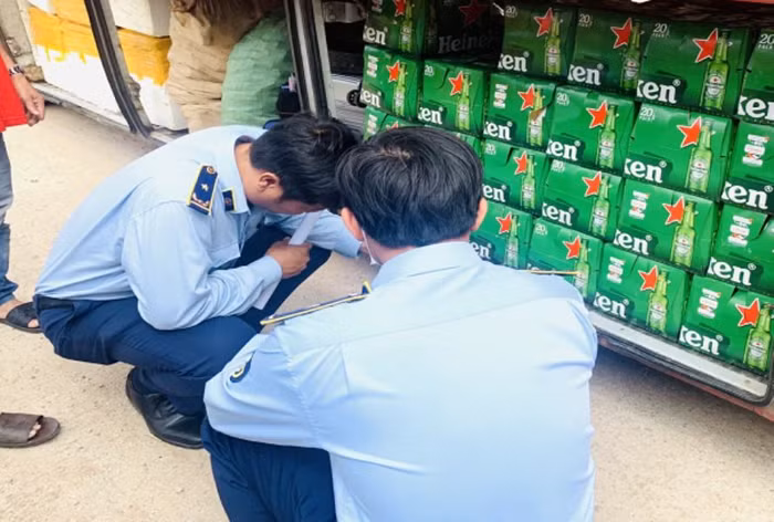Tạm giữ lượng lớn bia Heineken bất hợp pháp để điều tra