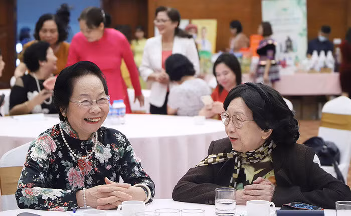 Nguyên Phó Chủ tịch nước Nguyễn Thị Doan và bà Phạm Thị Trân Châu – Chủ tịch Hội Nữ trí thức Việt Nam tại hội thảo