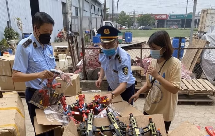 Đội Quản lý thị trường số 1, Cục Quản lý thị trường Hà Nội thu giữ gần 2.000 đồ chơi trẻ em bạo lực