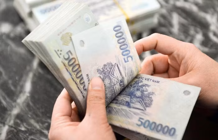 Tiền cũ nộp về ngân hàng phải được phun thuốc khử khuẩn