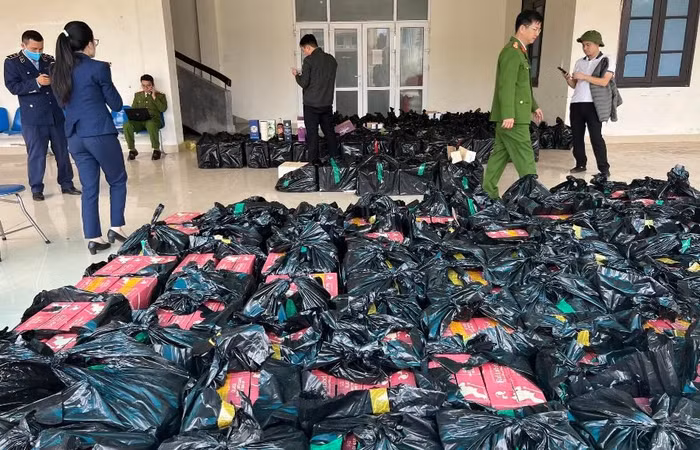 Thu giữ hàng nghìn chai rượu ngoại nhập lậu được vận chuyển trên xe thư báo