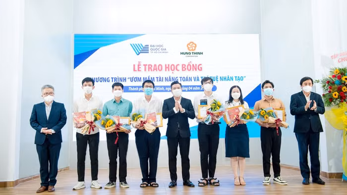Ông Nguyễn Đình Trung, PGS.TS Trần Lê Quan và GS.Ngô Bảo Châu trao học bổng cho sinh viên giỏi chuyên ngành toán - tin Đại học Quốc gia TP.HCM
