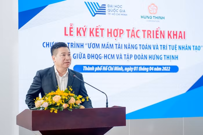 Ông Nguyễn Đình Trung, Chủ tịch Tập đoàn Hưng Thịnh phát biểu chia sẻ cùng các đại biểu và học sinh, sinh viên trường Đại học Quốc gia TP.HCM về trách nhiệm cộng đồng trong lĩnh vực giáo dục của Hưng Thịnh qua chương trình “Ươm mầm tài năng toán và trí tuệ nhân tạo”