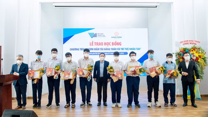 Ông Nguyễn Đình Trung - Chủ tịch Tập đoàn Hưng Thịnh, ông Dương Anh Đức - Phó Chủ tịch UBND TP.HCM và GS.Ngô Bảo Châu trao học bổng cho học sinh giỏi toán TP.HCM