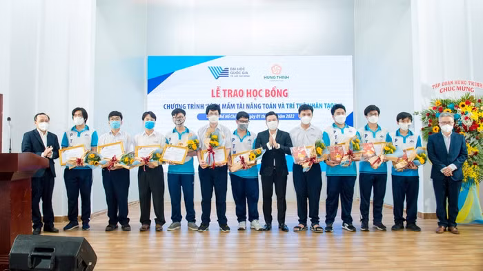 Ông Nguyễn Đình Trung, PGS.TS Vũ Hải Quân và GS.Ngô Bảo Châu trao học bổng cho học sinh giỏi toán của Trường Phổ thông Năng khiếu, Đại học Quốc gia TP.HCM