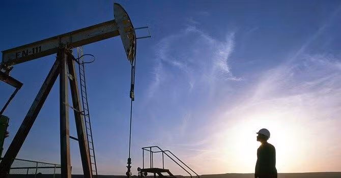 Giá dầu lội ngược dòng sau số liệu nguồn cung giảm tại Mỹ