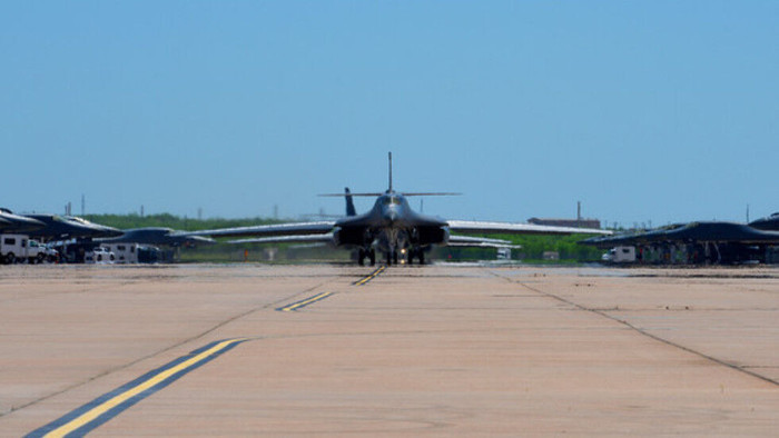 Mỹ điều 4 máy bay ném bom siêu âm B-1B đến Guam “nắn gân” Trung Quốc ảnh 4 Mỹ điều 4 máy bay ném bom siêu âm B-1B đến Guam “nắn gân” Trung Quốc ảnh 4