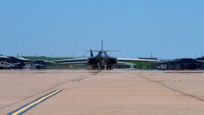 Mỹ điều 4 máy bay ném bom siêu âm B-1B đến Guam “nắn gân” Trung Quốc ảnh 4