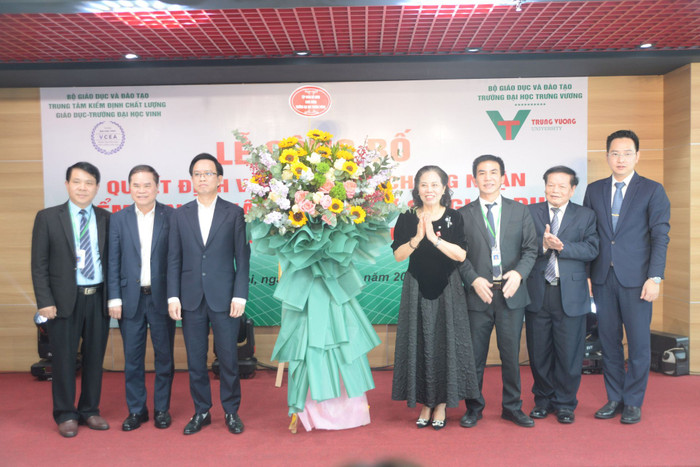 Đại học Trưng Vương đón nhận Chứng nhận kiểm định chất lượng giáo dục