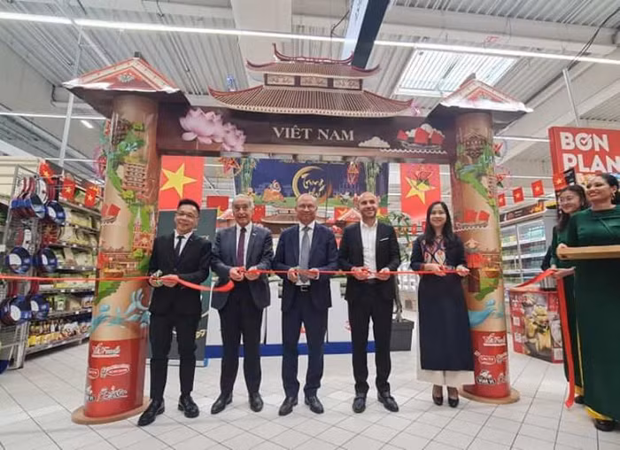 Các đại biểu tổ chức lễ khai trương gạo Việt Nam lên kệ tại siêu thị Carrefour